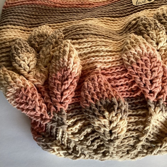 Brand New HANDMADE 3 D Leaf Crochet Shoulder Bag - Picture 8 of 10